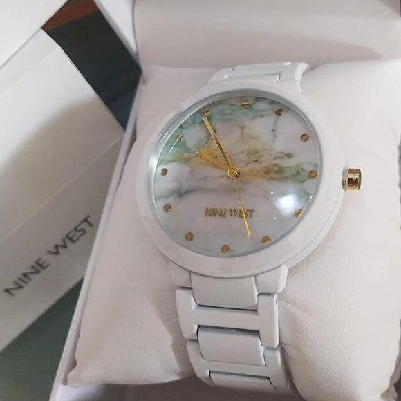 Women's Quartz Not Water Resistant Rubberized Bracelet Watch - Picture 6 of 6